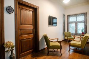 Zimmer mit Stühlen, einem Tisch und einer Tür in der Unterkunft Historic Greek Pavillion Golden Horn Istanbul in Istanbul