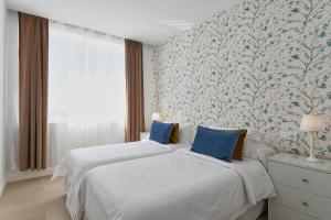 A bed or beds in a room at Suite Deluxe Face Mer Apart Malaga