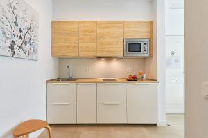 A kitchen or kitchenette at Suite Deluxe Face Mer Apart Malaga