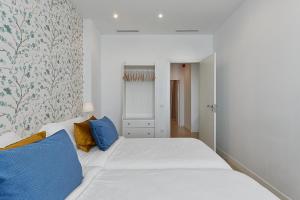 A bed or beds in a room at Suite Deluxe Face Mer Apart Malaga
