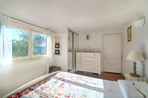 una camera con letto, cassettiera e finestra di Maison à Peille a Peille