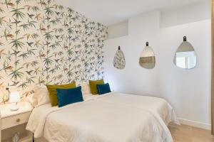 A bed or beds in a room at Suite Deluxe Face Mer Apart Malaga