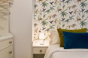 A bed or beds in a room at Suite Deluxe Face Mer Apart Malaga