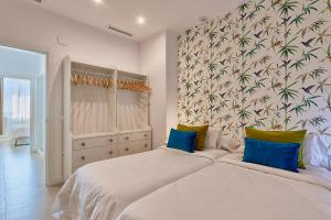 A bed or beds in a room at Suite Deluxe Face Mer Apart Malaga