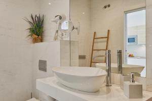 A bathroom at Suite Deluxe Face Mer Apart Malaga