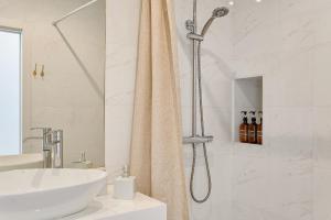A bathroom at Suite Deluxe Face Mer Apart Malaga