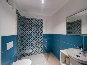 W łazience znajduje się umywalka, toaleta i prysznic. w obiekcie Arqué Apartments - Arco Centro w Arco