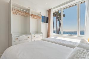 A bed or beds in a room at Suite Deluxe Face Mer Apart Malaga