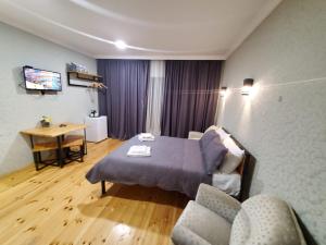 una stanza con un letto, un tavolo e delle sedie di Bibo's Kokhi Guesthouse a Kazbegi