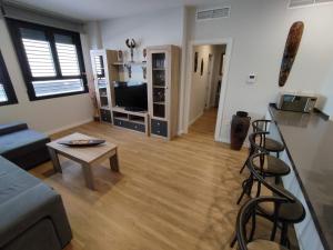 een woonkamer met een bank en een tafel bij Apartamento Alfareria de Triana - Kainga Homes in Sevilla