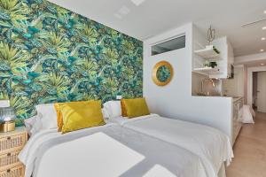 A bed or beds in a room at Suite Deluxe Face Mer Apart Malaga