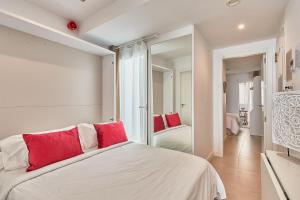A bed or beds in a room at Suite Deluxe Face Mer Apart Malaga