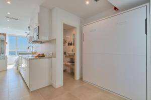 A kitchen or kitchenette at Suite Deluxe Face Mer Apart Malaga