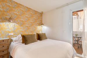 A bed or beds in a room at Suite Deluxe Face Mer Apart Malaga
