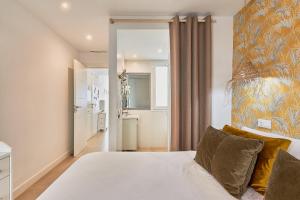 A bed or beds in a room at Suite Deluxe Face Mer Apart Malaga