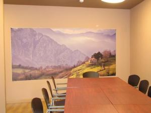 una sala de conferencias con una gran pintura en la pared en Hotel Ruta de la Plata de Asturias, en Pola de Lena