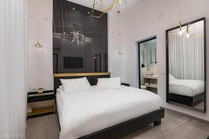 Ένα ή περισσότερα κρεβάτια σε δωμάτιο στο גולד דרים בוטיק - סוויטות מדהימות עם בריכה פרטית מחוממת ומקורה וג'קוזי