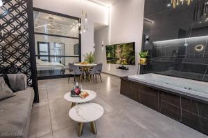 Χώρος καθιστικού στο גולד דרים בוטיק - סוויטות מדהימות עם בריכה פרטית מחוממת ומקורה וג'קוזי