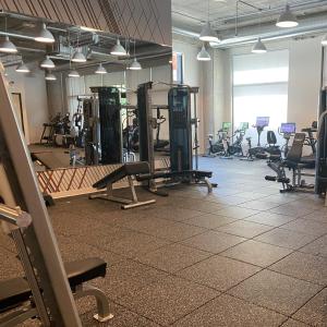 einen Fitnessraum mit mehreren Laufbändern und Trainingsgeräten in der Unterkunft Sable 56 - One Bedroom in Minneapolis