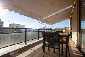 balkon ze stołem i krzesłami na dachu w obiekcie Cozzzy. Exclusive Apartment. w Salonikach