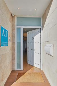 un pasillo con puerta a una habitación con puerta en Suite Deluxe Face Mer Apart Malaga, en Málaga