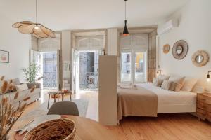 sypialnia z dużym łóżkiem i salonem w obiekcie Virtudes Flat w/ AC & Balcony by LovelyStay w Porto