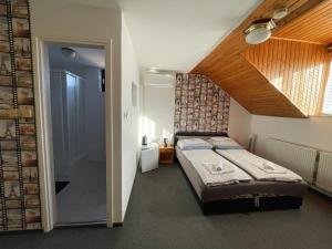 sypialnia z dużym łóżkiem w pokoju w obiekcie Hot-l Mini w mieście Nagykanizsa
