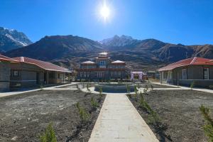 MuktināthにあるLo Mustang Himalayan Resortの山を背景にした建物