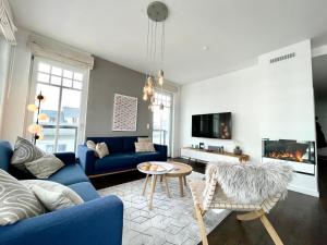 a living room with a blue couch and a table at Quartier Schneespecht Westendpalais in Ahlbeck