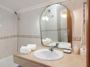 La salle de bains est pourvue d'un lavabo et d'un miroir. dans l'établissement MCStylo-Ocean View, à Caniço