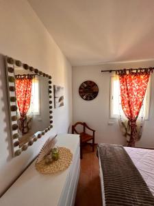 een slaapkamer met een bed, een spiegel en een tafel bij La Casita in Costa de Antigua