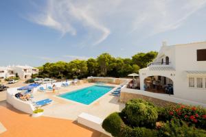 Bazén v ubytování Apartamentos Sa Cala nebo v jeho okolí