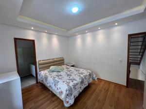 Postel nebo postele na pokoji v ubytování Casa com vista deslumbrante próximo a feirinha