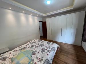 Postel nebo postele na pokoji v ubytování Casa com vista deslumbrante próximo a feirinha