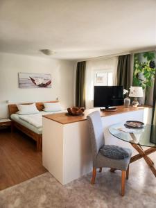 ein Hotelzimmer mit einem Bett und einem Schreibtisch mit einem Computer in der Unterkunft Appartementhaus Fritz-Rosenkranz in Mariapfarr