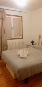 - une chambre avec un lit et 2 oreillers dans l'établissement The Family 1, à Canfranc-Estación