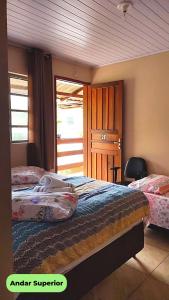 Un pat sau paturi într-o cameră la Hospedaria Recanto dos Pássaros