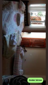 a bedroom with a bunk bed and a window at Hospedaria Recanto dos Pássaros in Morretes