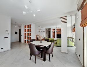 Un comedor y una sala de estar con mesa y sillas. en Rino's Apartment, en Tirana 19 fotos más