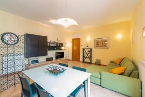 馬洛塔的住宿－Appartamento Prima Fila Mare , La Vecchia Chiesa，客厅配有绿色沙发和桌子