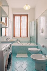 馬洛塔的住宿－Appartamento Prima Fila Mare , La Vecchia Chiesa，一间带两个水槽、一个浴缸和两个卫生间的浴室