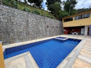 Bazén v ubytování Casa com vista deslumbrante próximo a feirinha nebo v jeho okolí