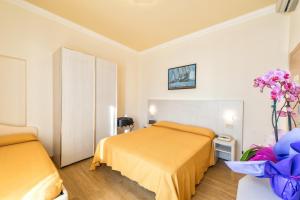 A bed or beds in a room at Hotel Corinna