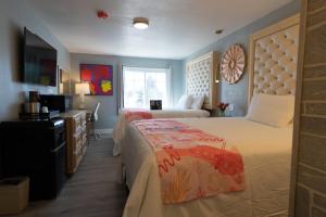 Habitación de hotel con 2 camas y TV en Dragonfly Inn & Suites, en Hastings