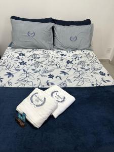 a bed with two towels on top of it at Studios Astral central piscina coz completa in Juiz de Fora