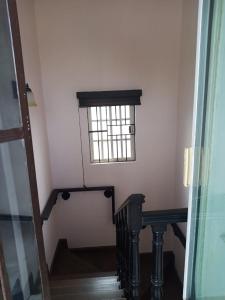 a stairway with a window and a stair case at Hermosa casa Villa de la Abuela en Tampico in Tampico