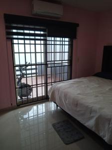 1 dormitorio con cama y ventana con vistas en Hermosa casa Villa de la Abuela en Tampico, en Tampico