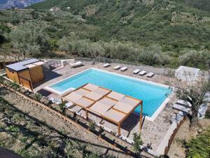 una vista aérea de una piscina con montañas en el fondo en Casal Finocchito, en Ogliastro Cilento