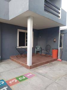 eine Terrasse mit 2 Stühlen und einem Tisch darauf in der Unterkunft Hermosa casa Villa de la Abuela en Tampico in Tampico