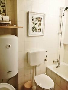 ein weißes Bad mit einem WC und einem Waschbecken in der Unterkunft Sir Manuel Guest House - Unidade Centro Histórico in Braga
